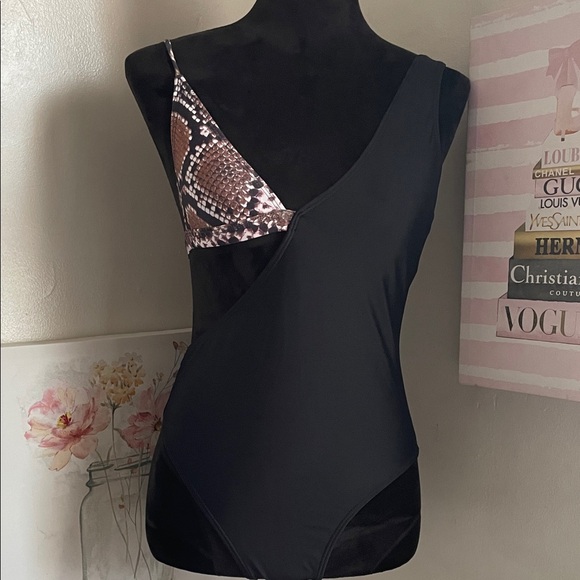 NWOT Black and Pink One-Shoulder Women's Top - Picture 1 of 5